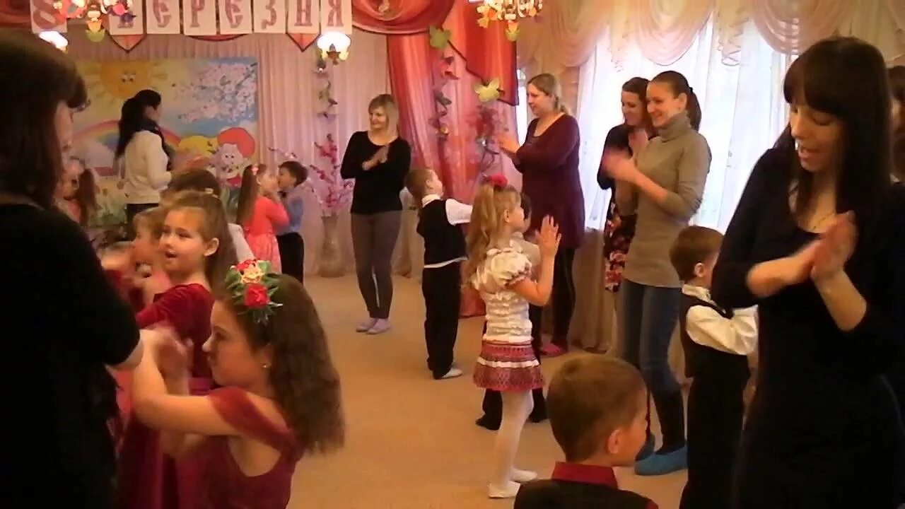 Видео танец мамочки. Танец с мамой в детском саду. Садик танцы с мамами. Мамы танцуют в детском саду.