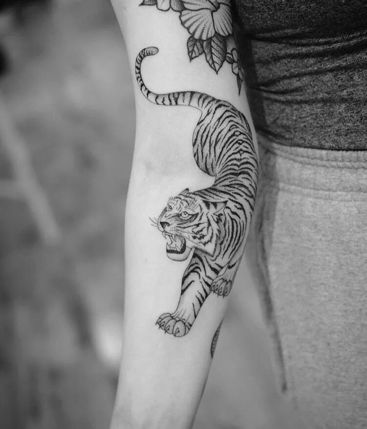 Тату тигр. Тату тигр на руке для девушек. Тату тигр на руке для девушек. Тату тигра маленькая. Тату тигр на руке.