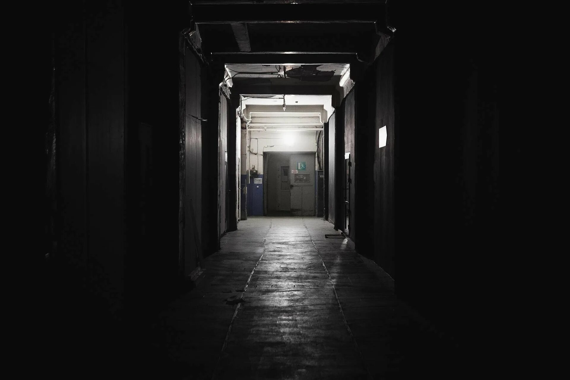 Мрачный коридор. Свет в конце коридора. Темный коридор. Песни темный мрачный коридор. Песни темный мрачный коридор.