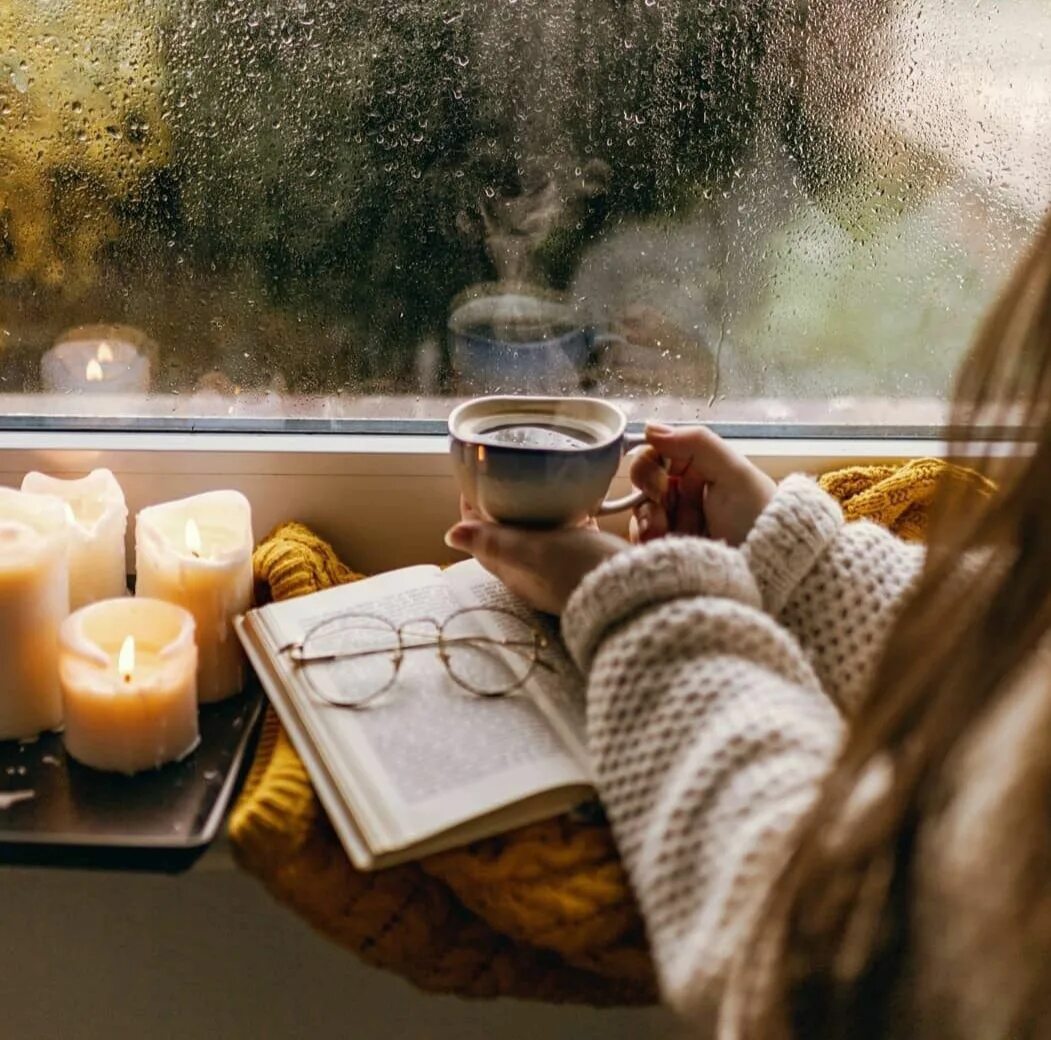 Сегодня дождь чай нетронутый. Уютного вечера. окно вечер. чай у окна. кофе в дождливый день.