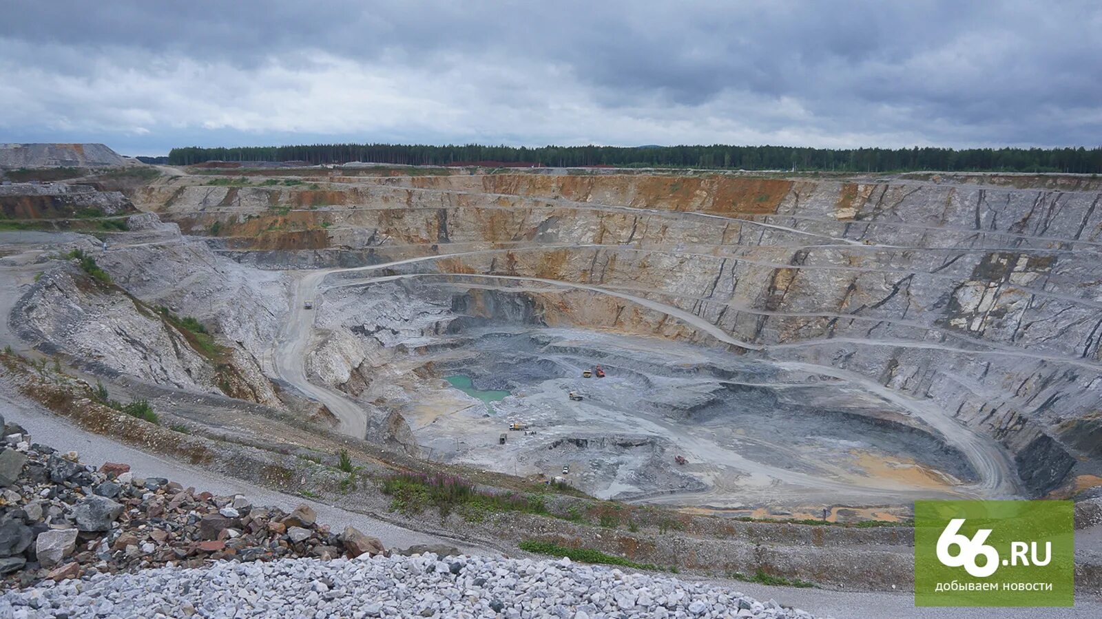 Шахты малахита урал. Добыча урала. Урал месторождения самоцветных камней. Бокситы на урале месторождение. Сафьяновская медь карьер.