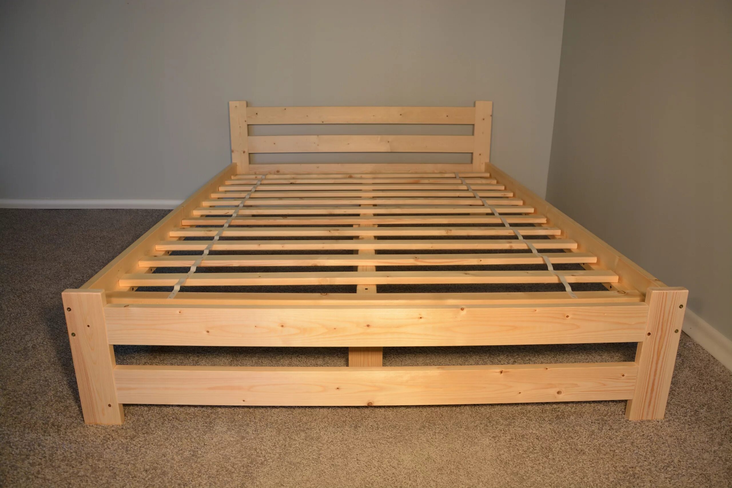 Самодельная кровать из дерева. Кровать деревянная. Кровать двуспальная деревянная. Самодельная двуспальная кровать. Кровать из брусков.
