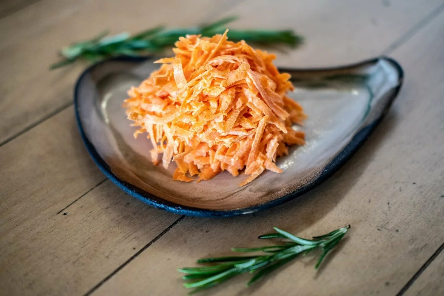 Морковка яйцо чеснок. Морковь с чесноком. салат с морковкой и чесноком. морковный салат с чесноком. тертая морковь с чесноком.