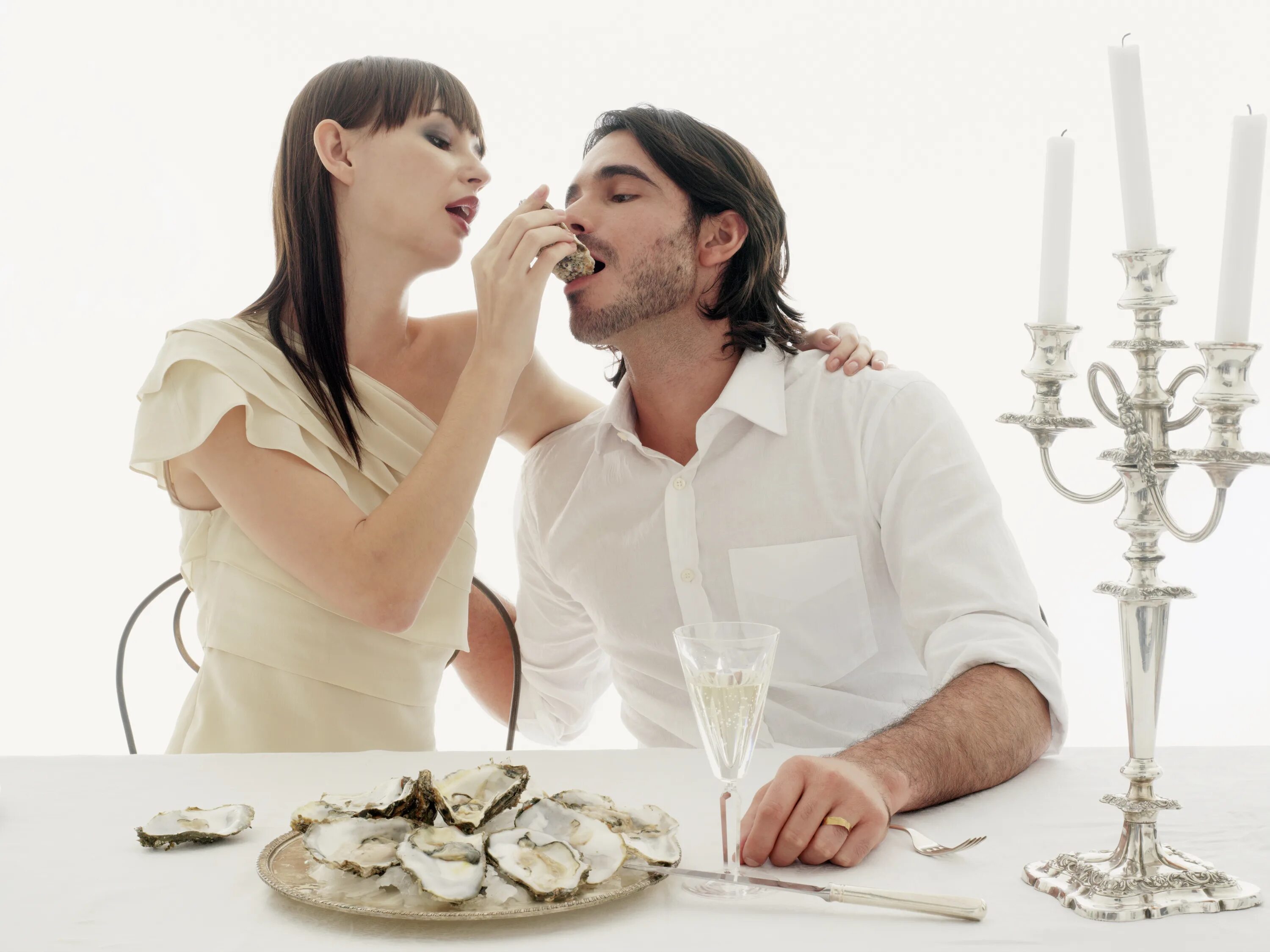 Мужчина и женщина завтракают. Девушка кормит парня. Любящий кормит. Любящий кормит. Понимать меня необязательно обязательно любить.