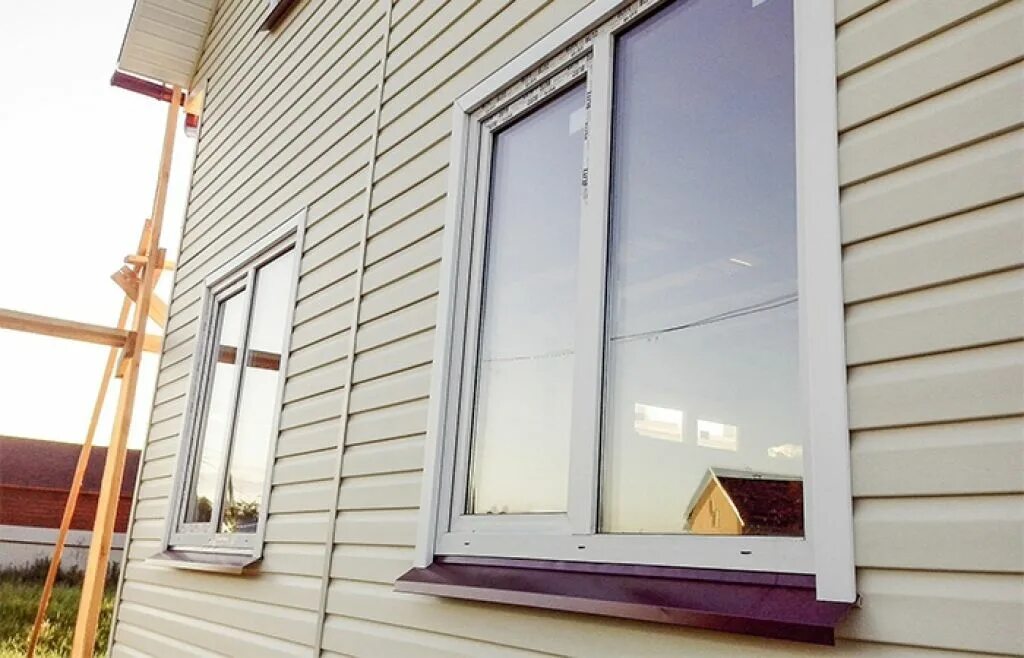 Отделка окон сайдингом снаружи. Установка сайдинга схема монтажа. Отделка откосов сайдингом. Отделка окон сайдингом снаружи. Отделка окна сайдингом околооконная.