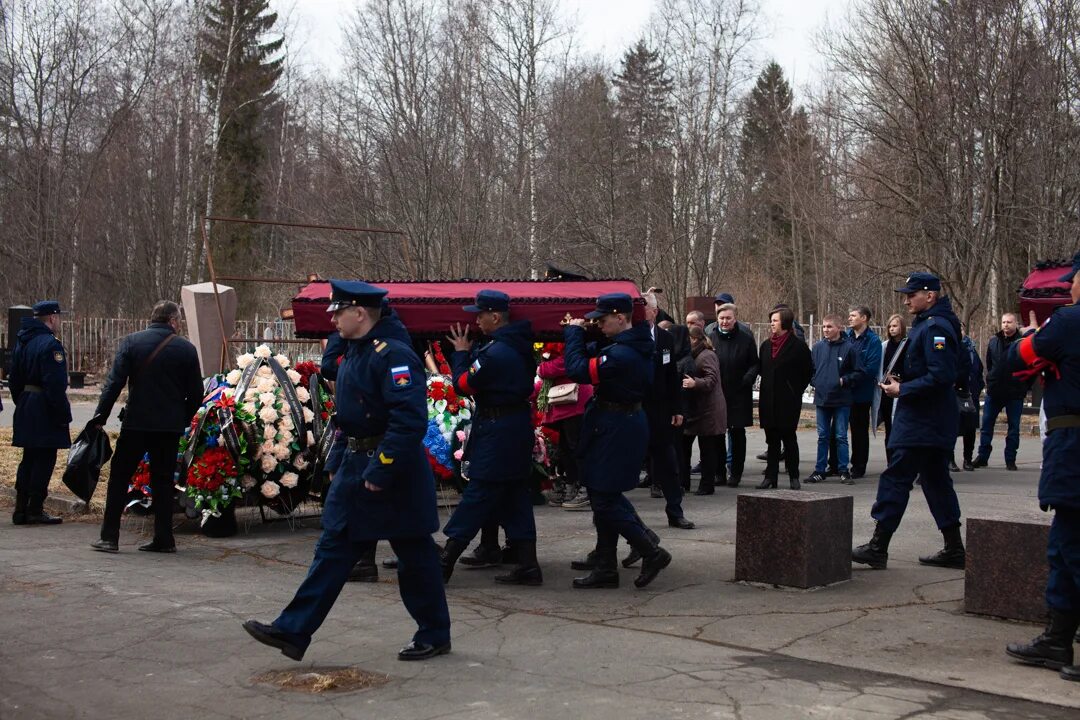 Соболезнования погибшему на украине. В Петрозаводске прощались. Соболезнование погибшим на Украине. Прощание с жизнью. Прощание в Петрозаводске с героями.