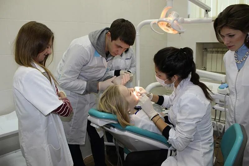 На зубного техника после 9. Колледж на стоматолога. Выучиться на стоматолога. Учеба на стоматолога. Медицинский колледж стоматология.