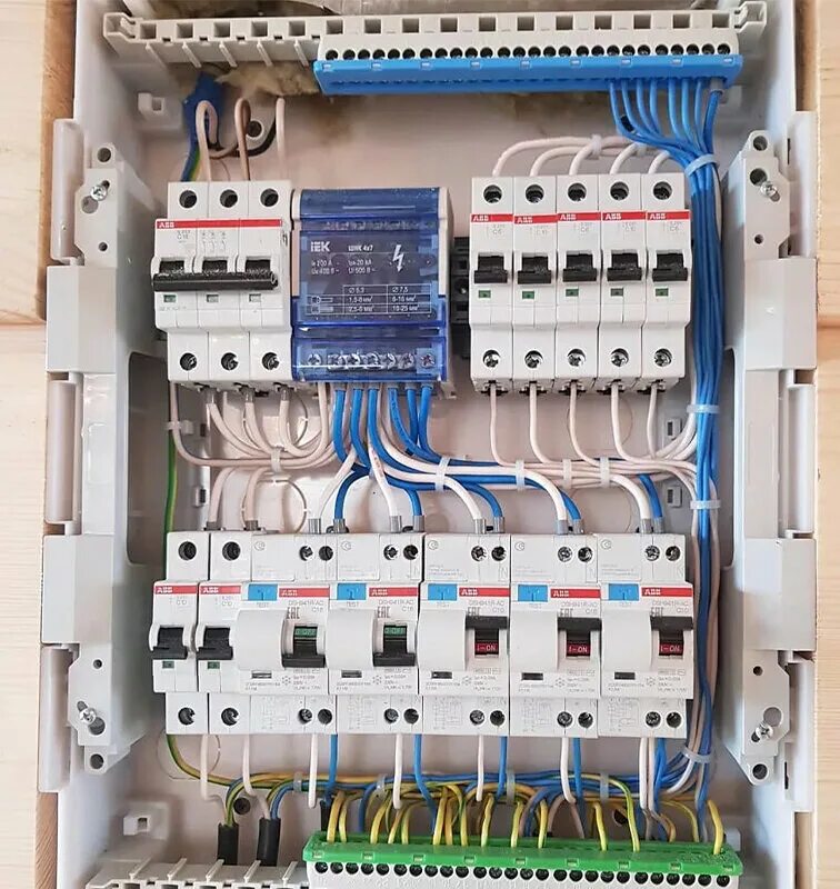 Щит 380 квартирный на Schneider Electric. Сборка электрощита ABB 380в. Собираем электрощиток 380 IEK. Распределительный щит ABB 380в. Дом сборка щиток