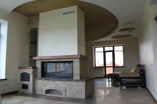 Натяжной потолок вокруг печной трубы. Камин в интерьере. Печная труба в потолке. Натяжной потолок над печкой. Можно на потолке возле печки натянуть натяжной потолок.