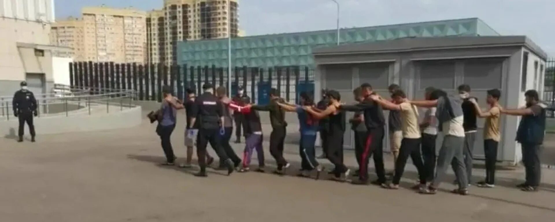 В москве бьют таджиков. Драка гастарбайтеров в Москве.