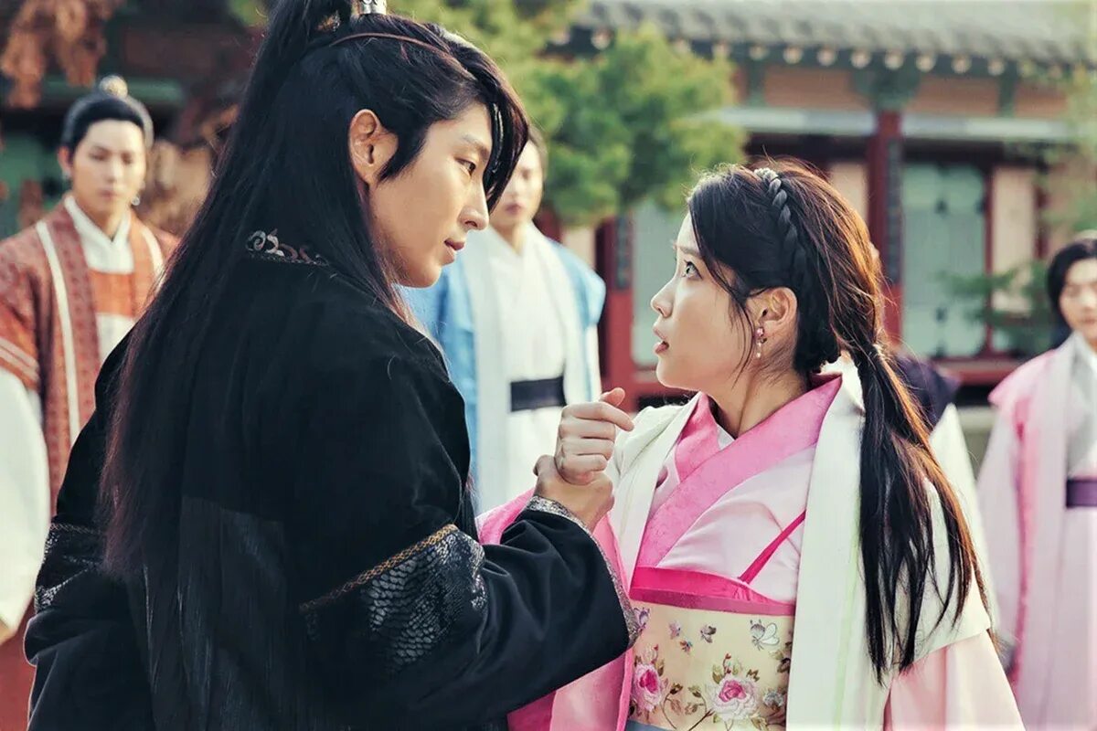 Она видит запахи дорама. Современная девушка дорама. Истинная красота дорама сухо и джуген. Дорама отель дель луна 2. Современная девушка дорама.