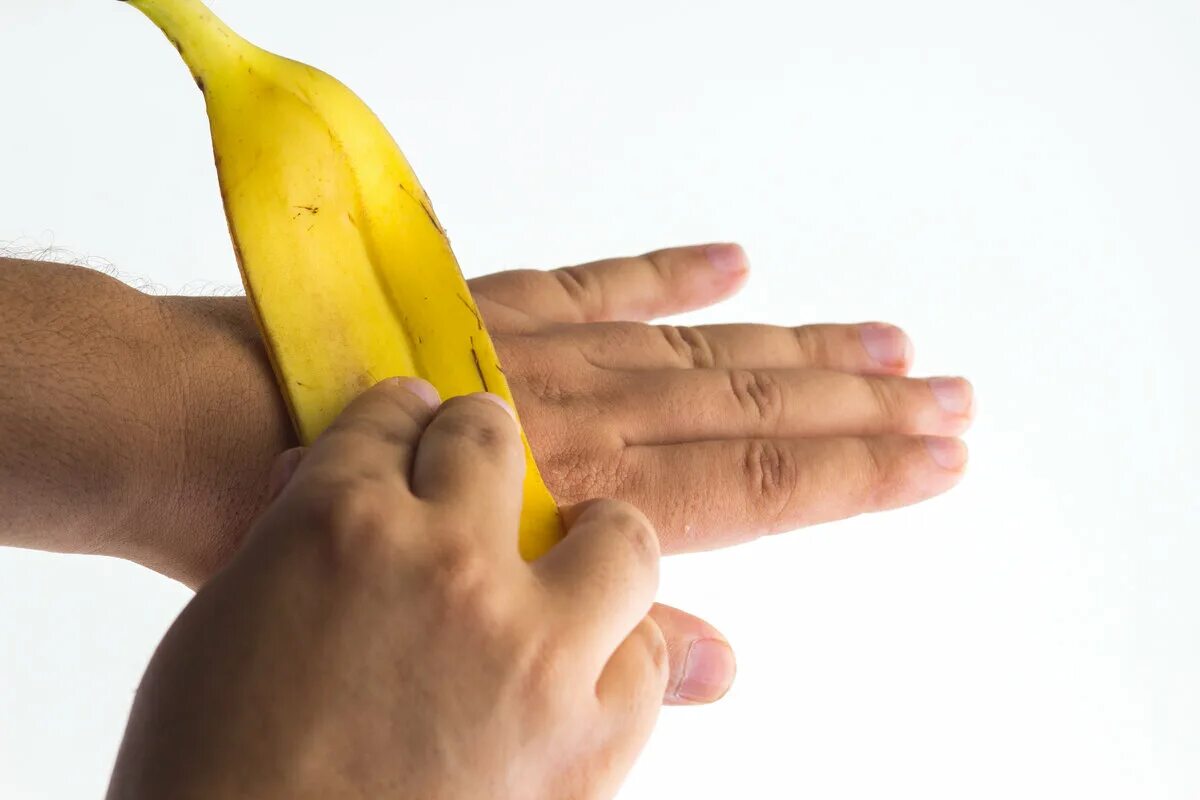 Снятое кожура. Банановая кожура. Кожура от банана. Банановая кожура для пяток. Банановая кожура в руке.