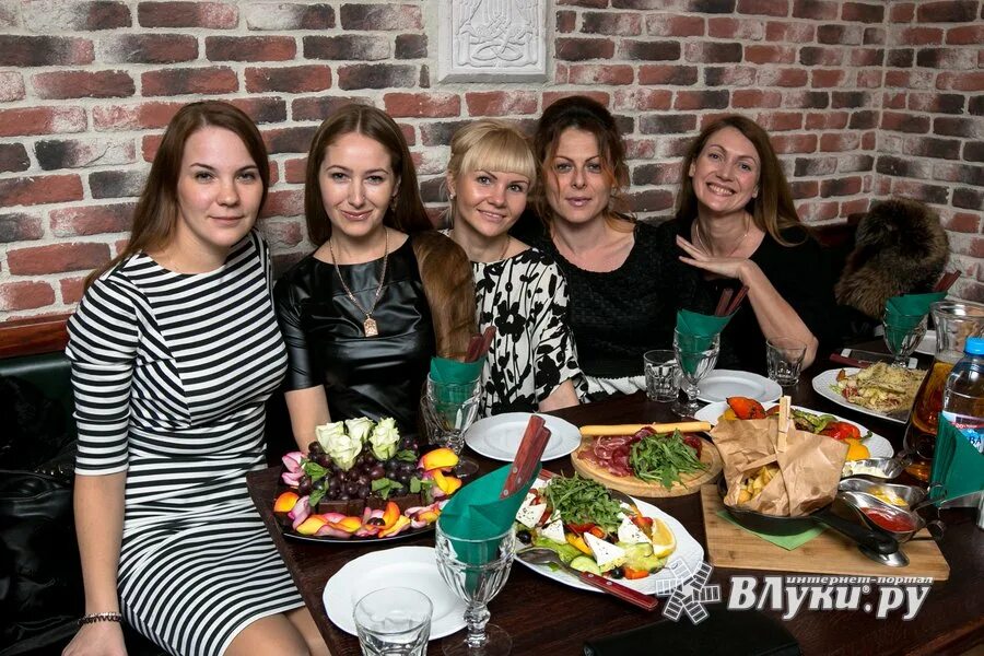 Бары великих лук. Ресторан бурбон великие луки. амарис великие луки ресторан. ресторан ловать великие луки. локо найт бар великие луки.