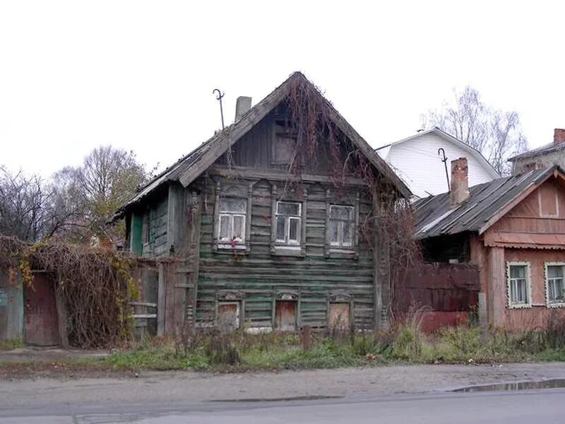 Дом крестьянина Курбатова Иваново. Дом бабы яги Иваново. Дом бабы-яги на улице Постышева. Старые деревянные жилые дома.