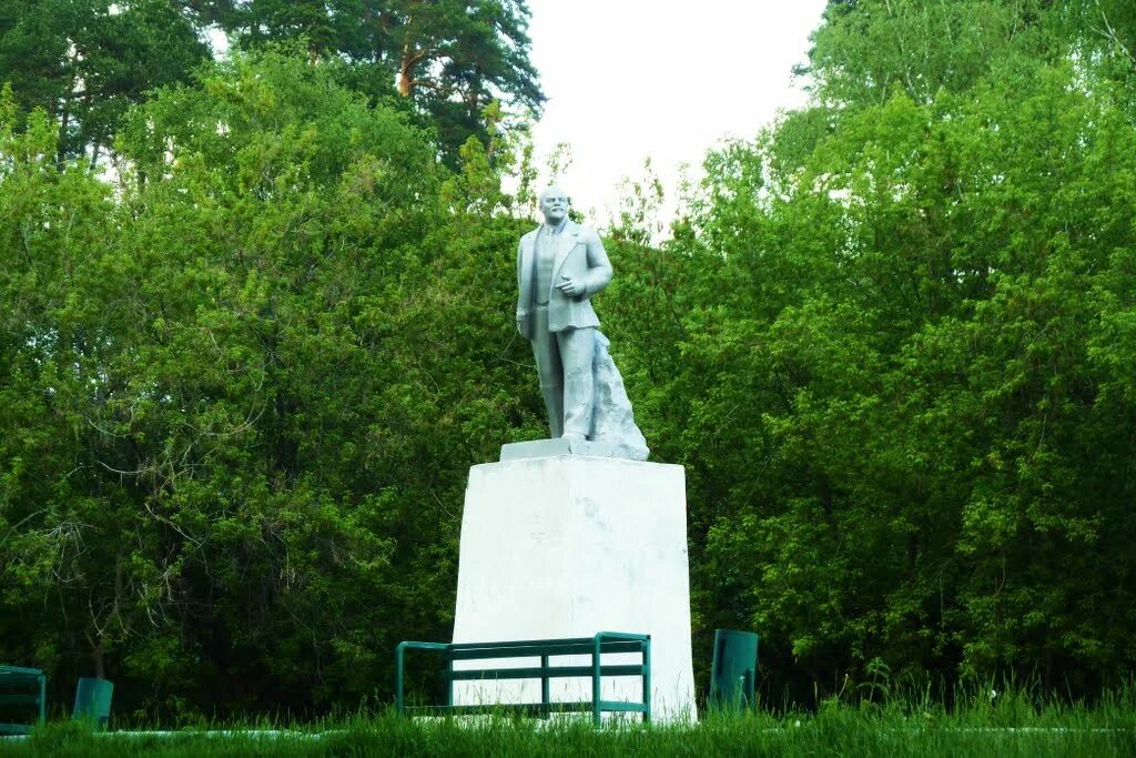 Киров михайловск. Памятник Ленину Михайловск. Михайловск Свердловская область. Парк Кирова Михайловск. Парк города Михайловска Свердловская область.