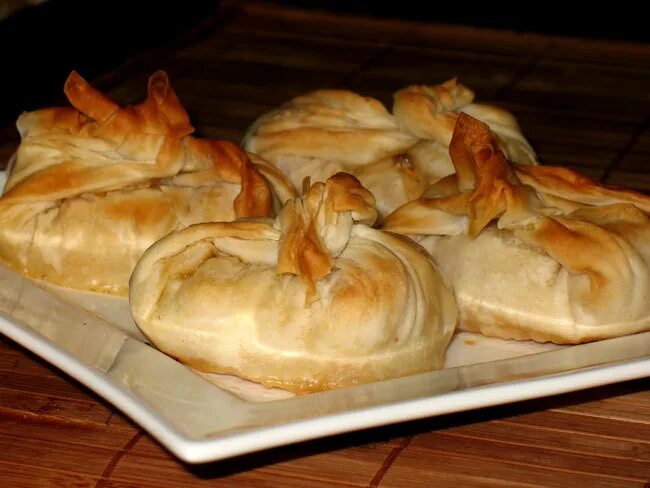 Слоеные мешочки с курицей. Мешочки фило. блюда из теста фило. курица с овощами в слоеном тесте. мешочки с мясом из слоеного теста.