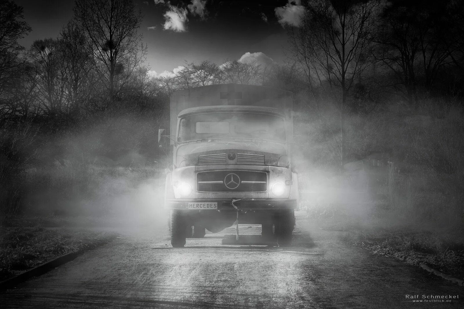 Легкая пыль несется по дороге далеко. Машина в тумане. Грузовик в тумане. Фура в тумане. Фары в тумане.