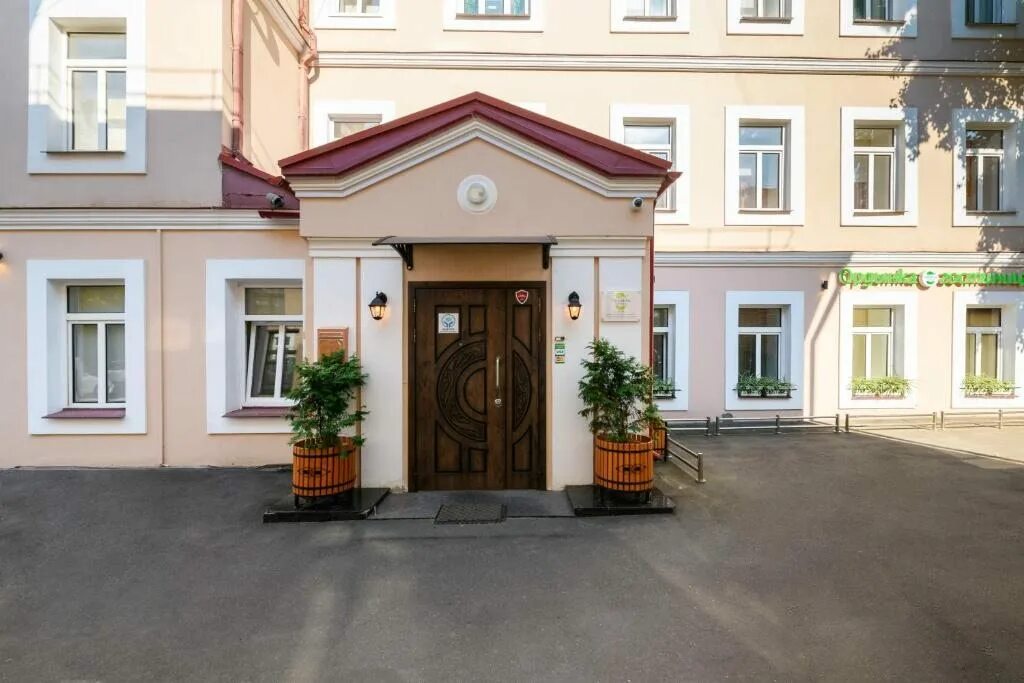 Большая ордынка, 24. Москва ул большая ордынка. 69 театр. Картина художника в фойе здания на лесной улице в москве. Большая ордынка достопримечательности по домам.