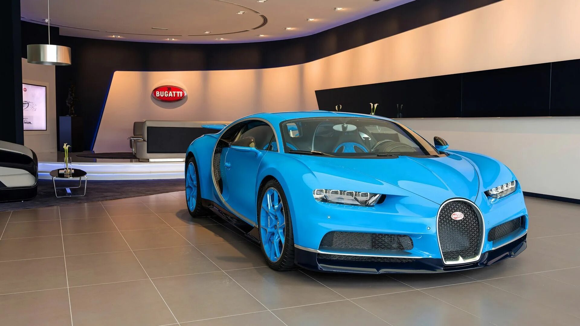 Где bugatti. Бугатти ЧИРОН В Дубае. Bugatti Chiron Дубай 7777. Автосалон Bugatti Chiron. Салон машины Бугатти ЧИРОН.