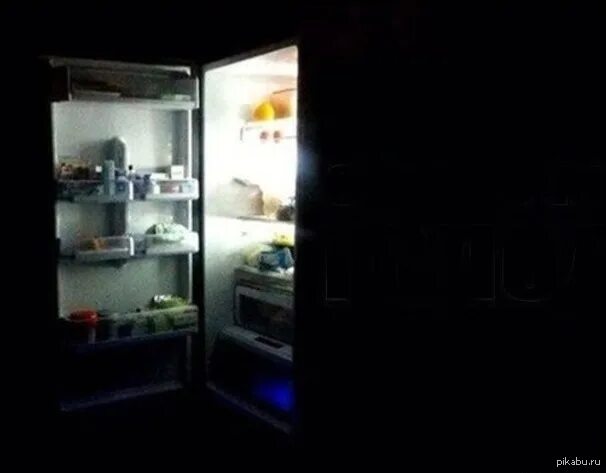 Холодильник gaggenau rb 492. Крашенный холодильник. Холодильник витрина frigoglass. Холодильник в темноте. Кухня ночью с холодильником.