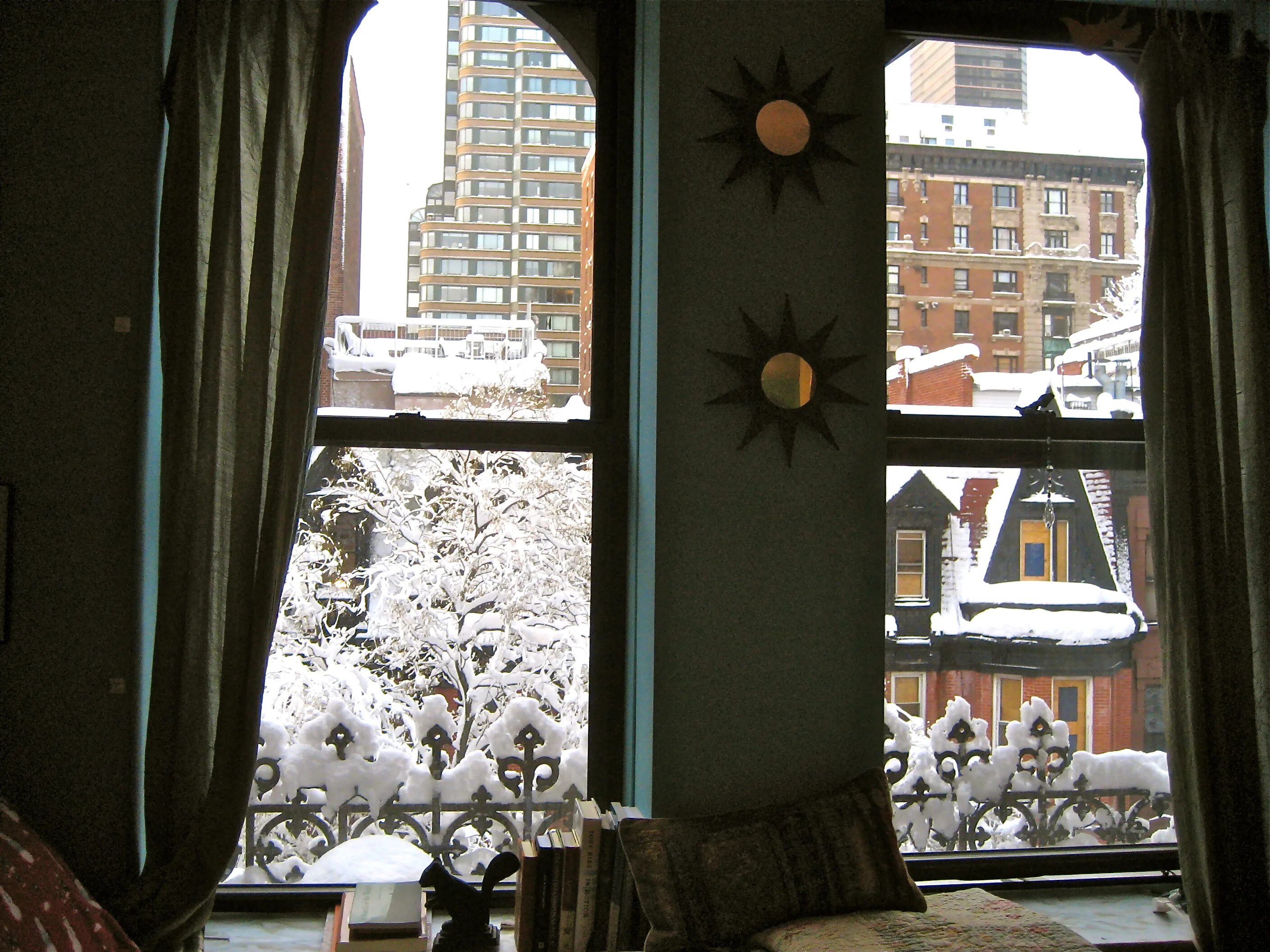 Незадернутых гардин никого не будет дома. Вид из окна. Зима из окна. Вид из окна зима. Вид из окна зимой.