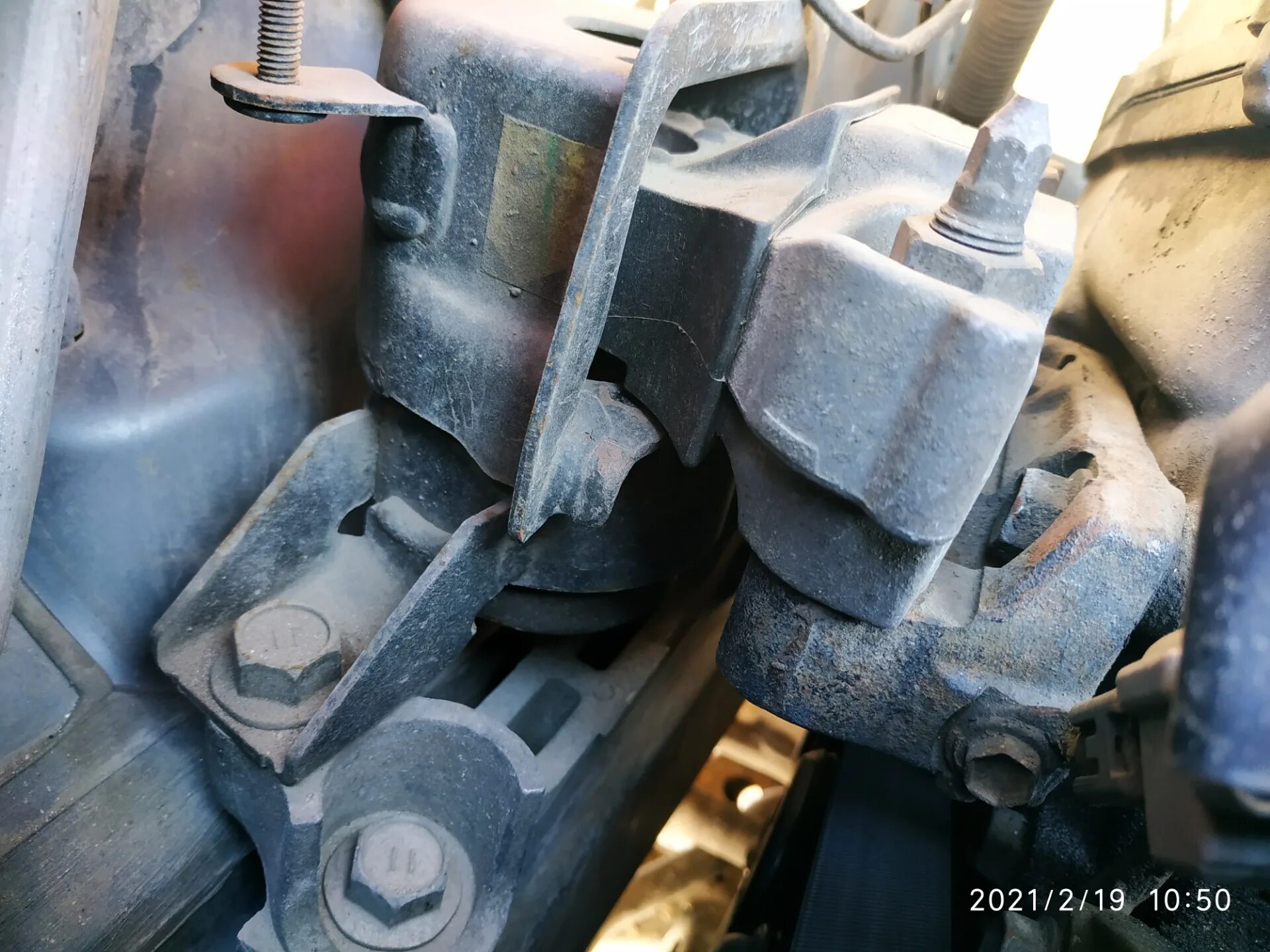 Замена подушек рав 4. Подушка двигателя рав 4. Подушка коробки тойота рав4. 2 дизель. Опора двигателя рав 4.