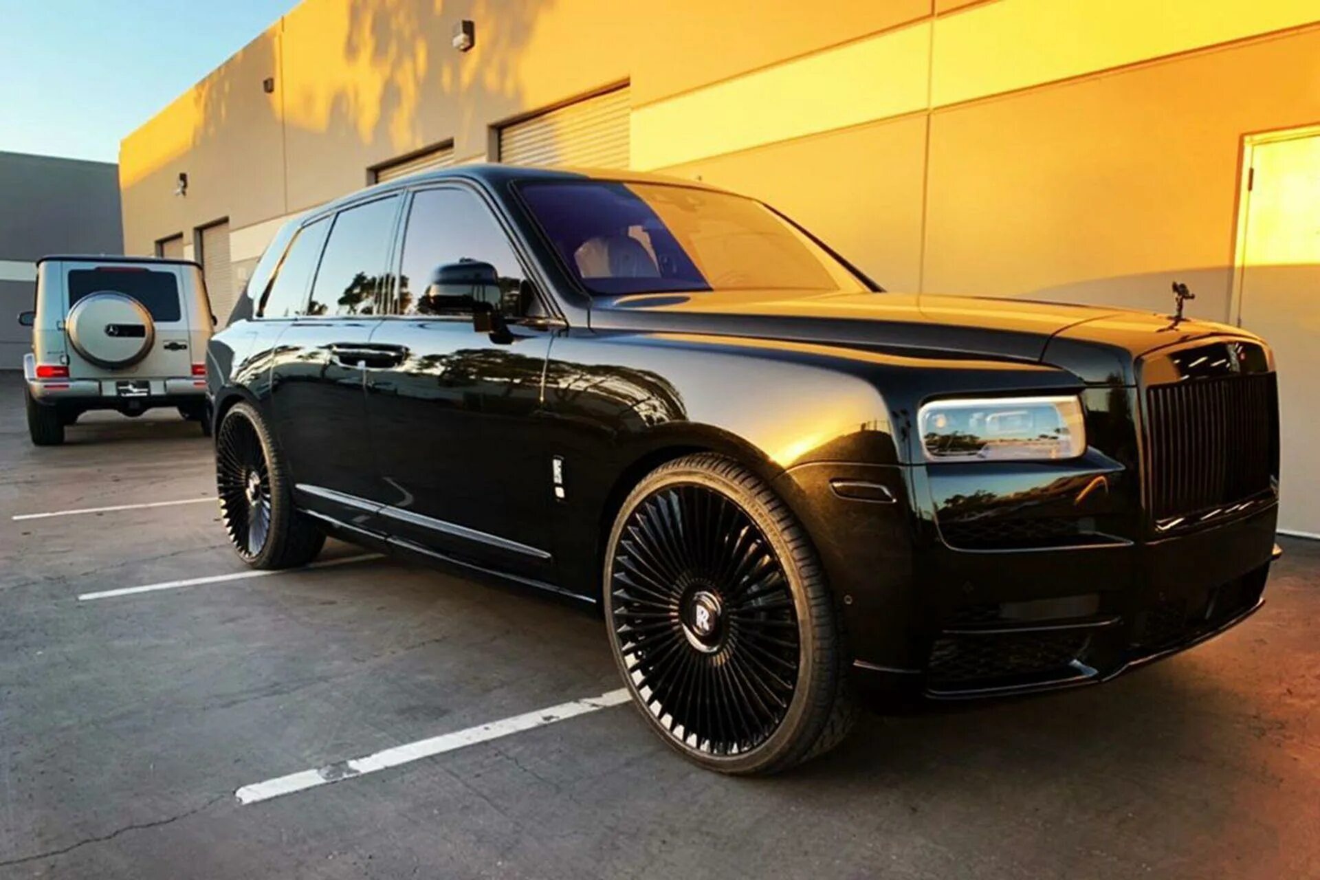 Диски роллс. Rolls Royce Cullinan Wheels Black Forgiato. Rolls Royce Cullinan on Forgiato Wheels. Rolls Royce Cullinan Black Tuning. Rolls Royce Cullinan.