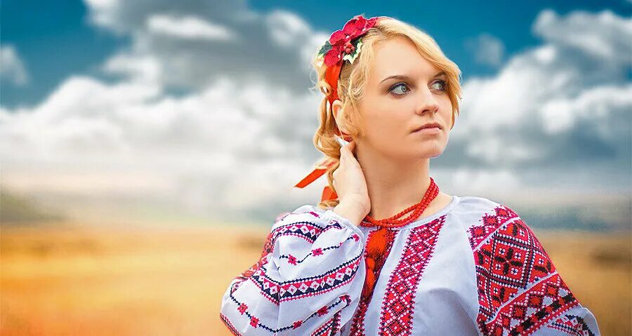 Каждый украинец. Украинка. Девушка в вышиванке. Украинка с флагом. Украинка картина.