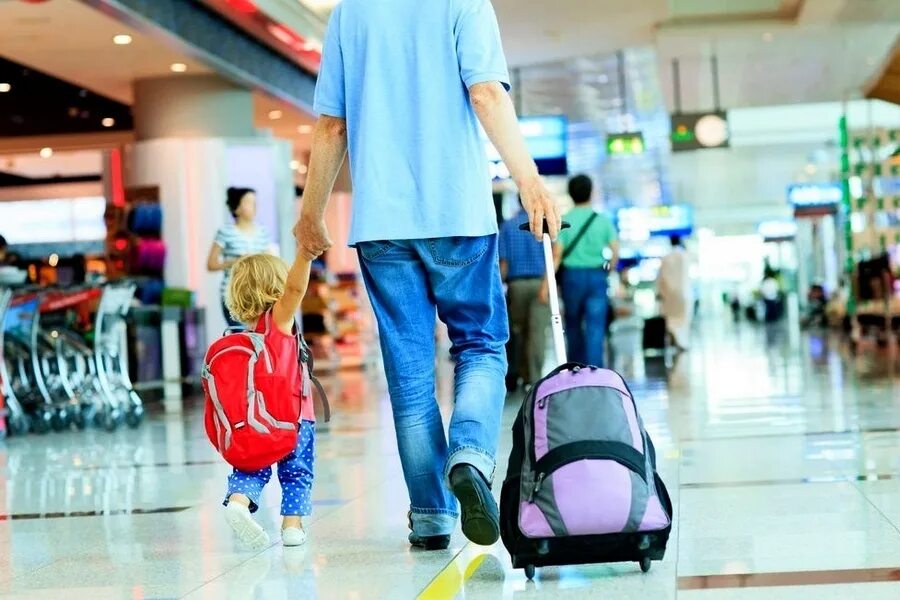 Правила выезда детей за границу 2024 новые. Выезд ребенка за границу. Дети в аэропорту. Родители с детьми в аэропорту. Мама с ребенком в аэропорту.