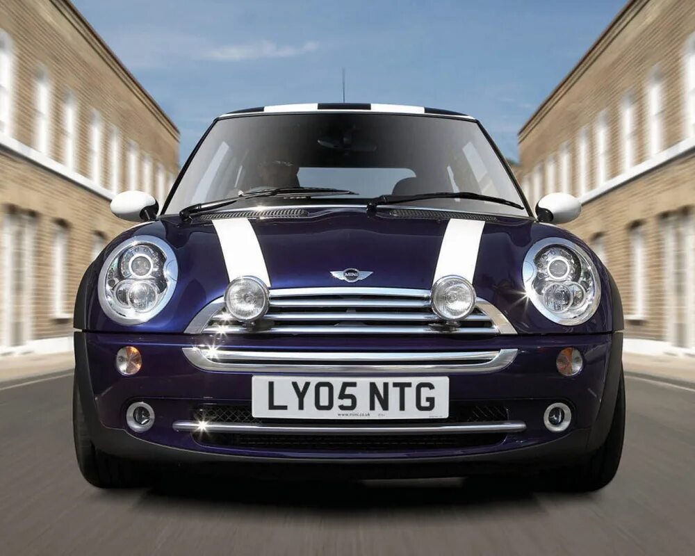 Mini cooper 1.6. Mini Cooper 2006. Мерседес мини Купер. Мини Купер с круглыми фарами. Мини Купер с противотуманками.