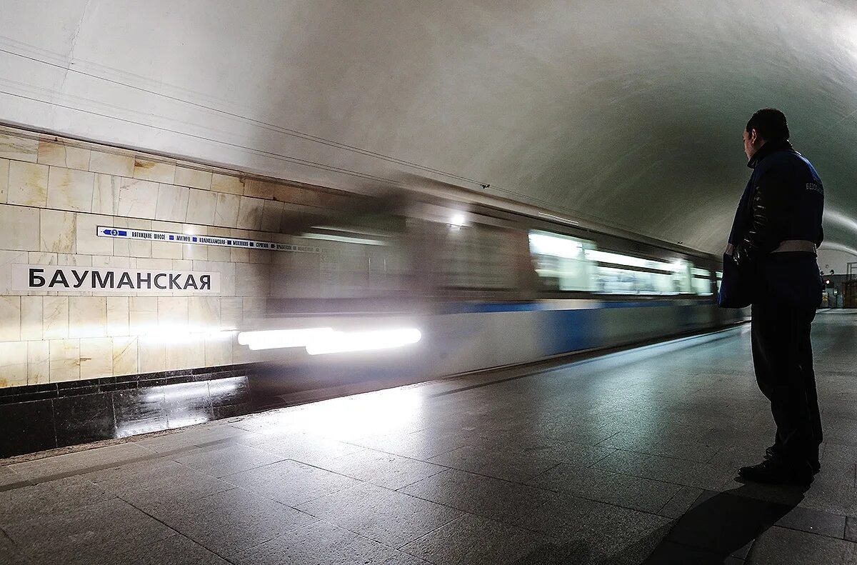 Напряжение в московском метро. Метро «бауманская» двери. кассы метро бауманская. метро бауманская участковый. конечная станция просьба освободить вагоны.