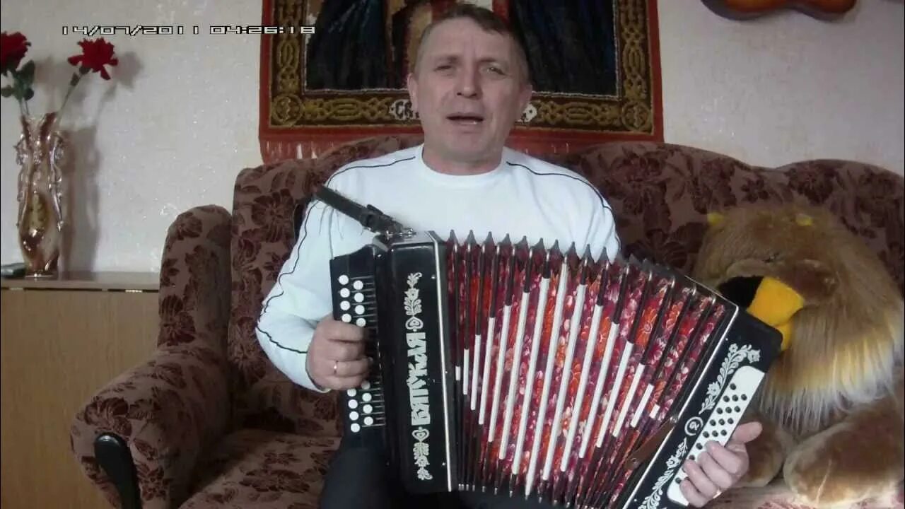 Песню под окном широким под окном высоким. Под окном широким гармонь. под окном широким. под окном широким под окном высоким вишня. под окном широким баян.