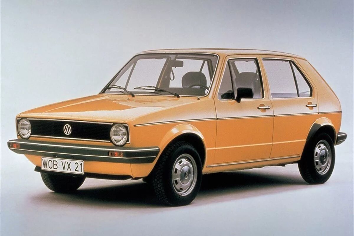 Первые автомобили volkswagen. Фольксваген гольф 1. Volkswagen Golf i 1974. VW Polo mk1. Фольксваген гольф 1974.