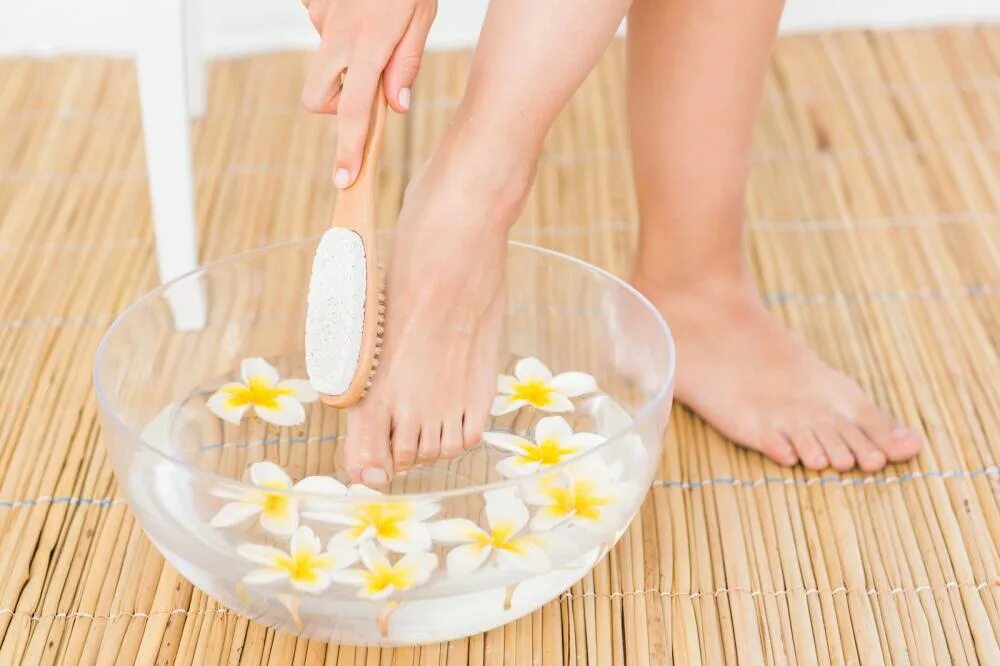 Мыть свои ноги во сне к чему. Видела сон мыла ноги. К чему снится мыть. Мытье ног на пляже. Мыть свои ноги во сне к чему.