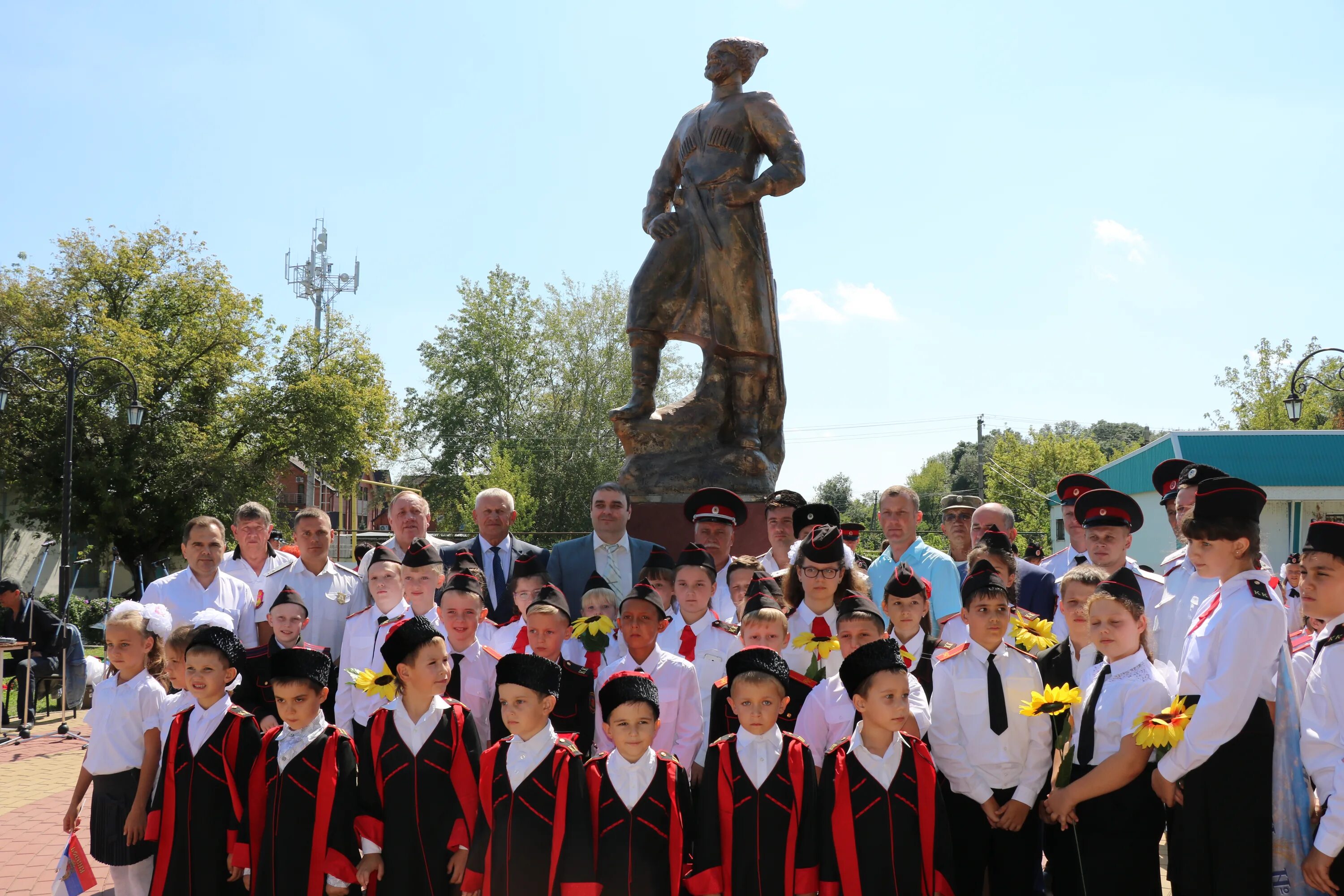 Новокубанск советская. Новокубанск Краснодарский край. Памятник казаку Новокубанск. Новокубанский район Краснодарского края. Поселок Прикубанский Новокубанского района.