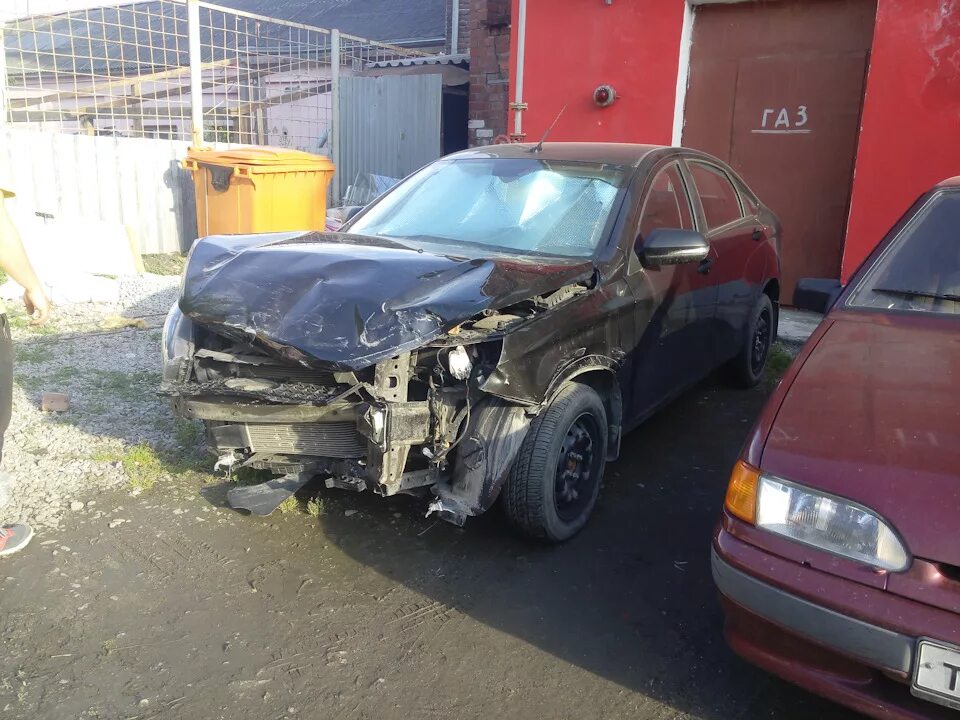 Битое авто. Битые машины. Белая дверь лада веста. Сломанная лада веста. Битые лада веста.