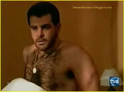 Eduardo Capetillo sem camisa e com peito peludo em MariMar. 