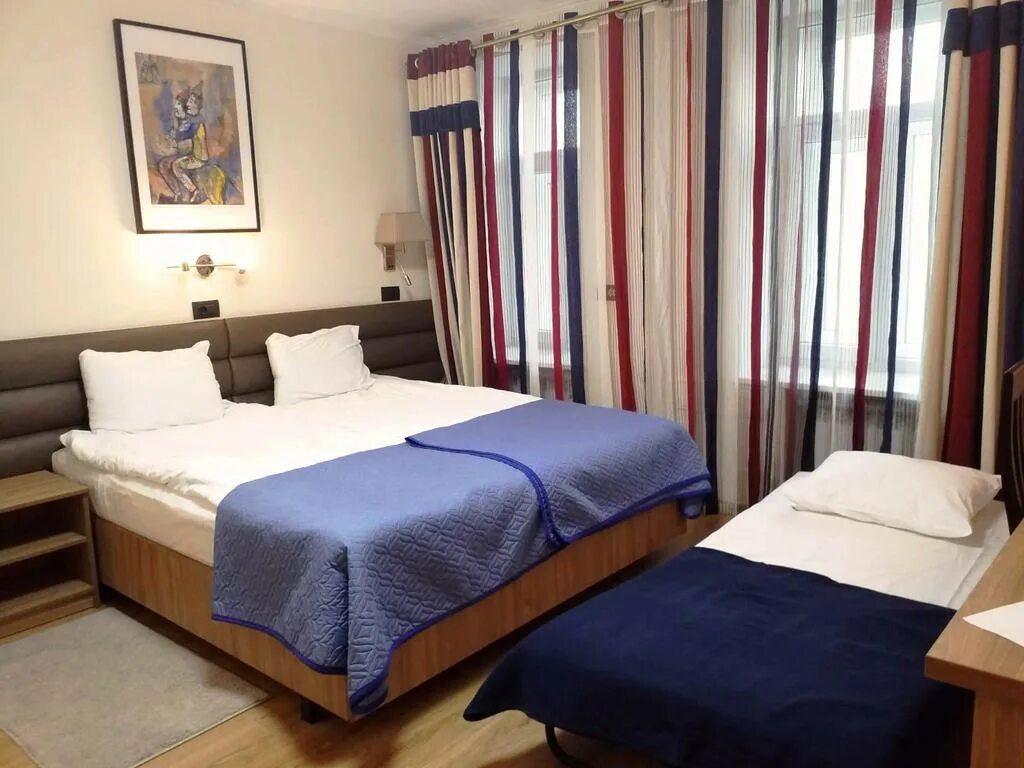 Отель в париже виена хаус. Мэджик циркус отель москва. Magic circus hotel marne la vallee. Отель диснейленд париж номера. Гостиница на цветном цветной бульвар 25.