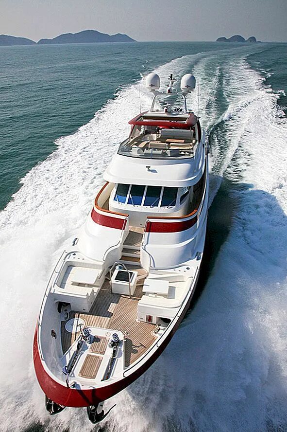 More dynamic. Красная яхта. Яхта ред. MCP Yachts Global Exp 66. Яхта красного цвета.