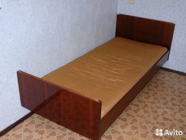 Авито кровать односпальная б у. Кровать односпальная Советская. Советская кровать деревянная. Советская двуспальная кровать. Старая одноместная кровать.