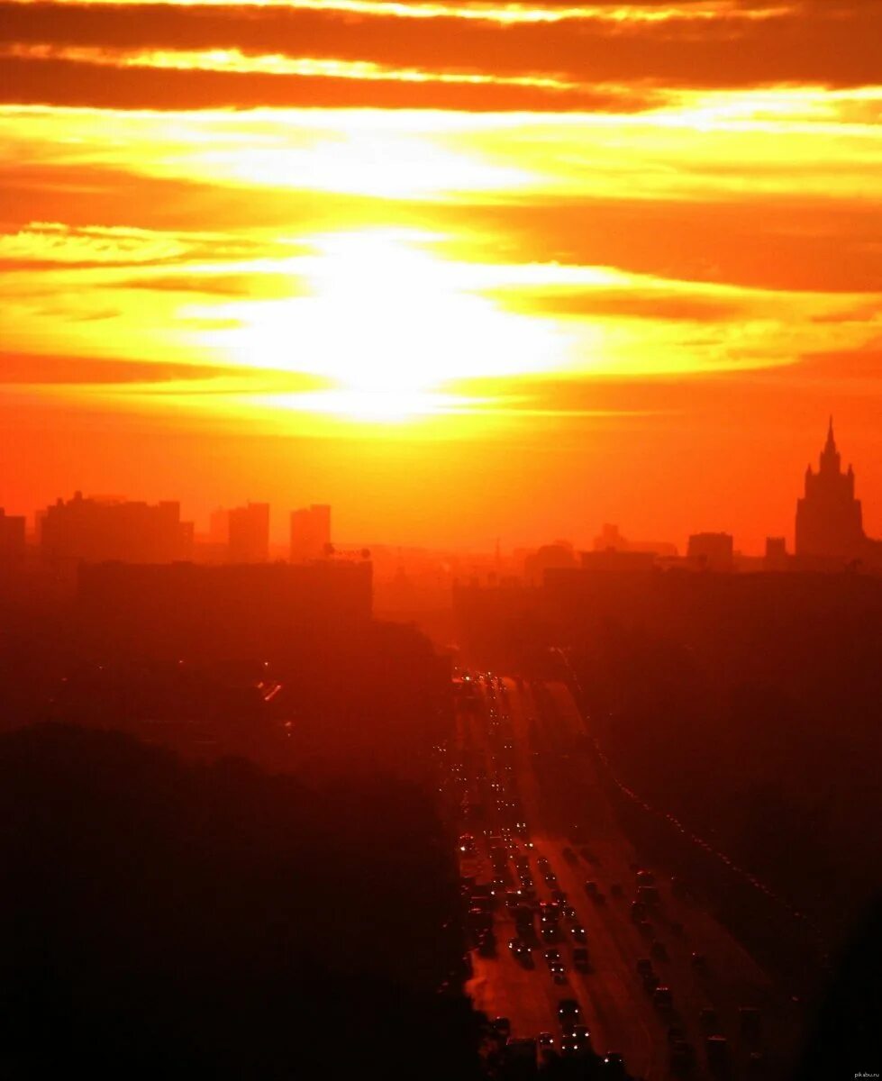 Город солнца москва. Рассвет над городом. рассвет в городе. закат в городе. восход над городом.