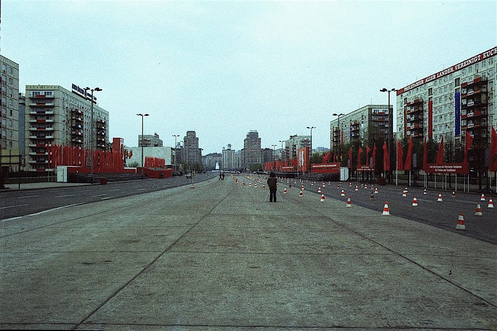 Гдр прототип нечаева. Восточный Берлин 1990. Штази Берлин. ГДР города до 1990. Площадь ГДР.