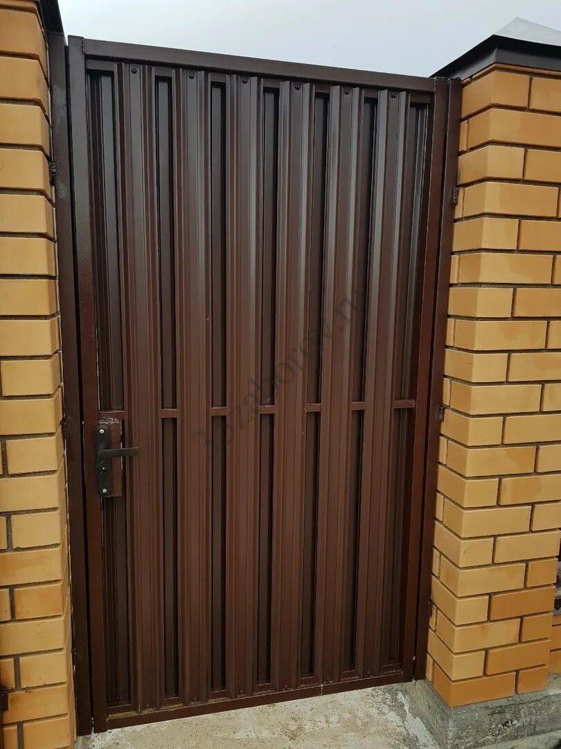 откатные ворота евроштакетник. откатные ворота евроштакетник ral8019. евроштакетник калитка фото. ворота из штакетника металлического. кованные калитка и ворота из евроштакетника.