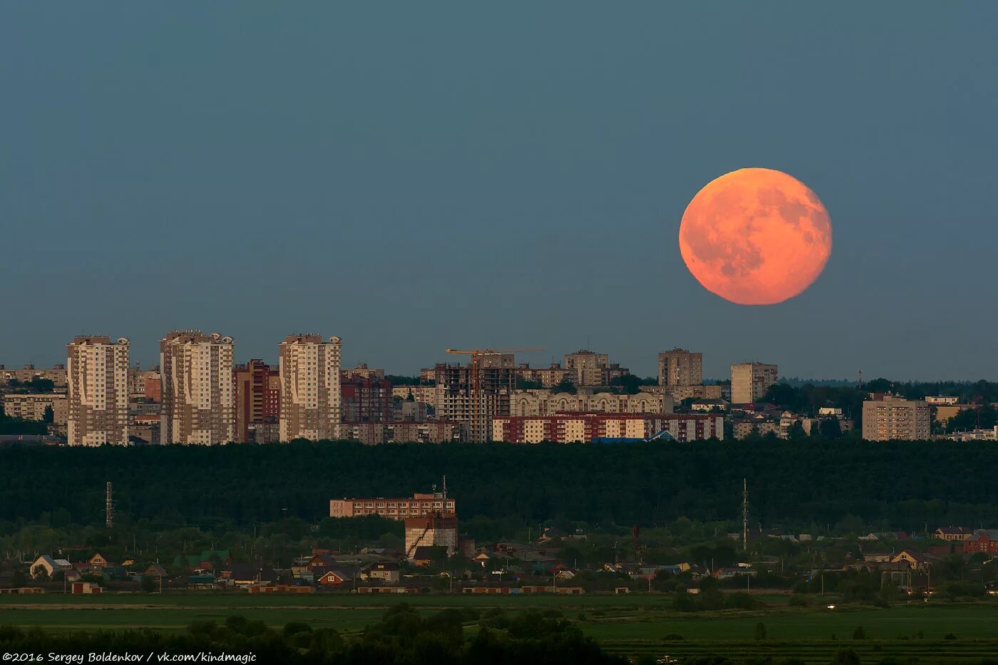 Восход луны в москве. Луна над городом. Огромная Луна. Суперлуние Екатеринбург. Красная Луна.