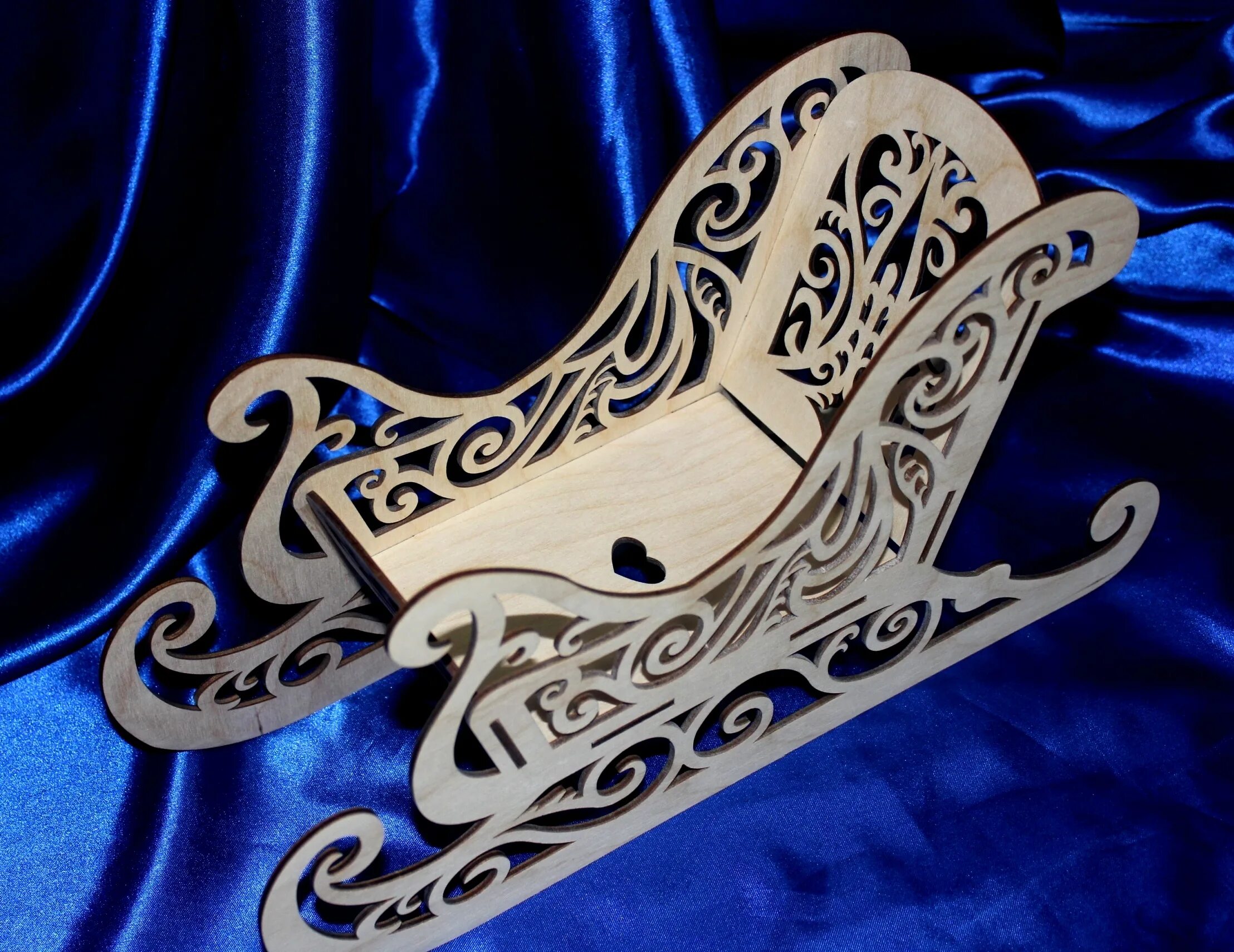 Новогодние сани из фанерки. Сани с оленями из фанеры. Санки из фанеры лазерная резка. Изделия из фанеры. Сани из фанеры.