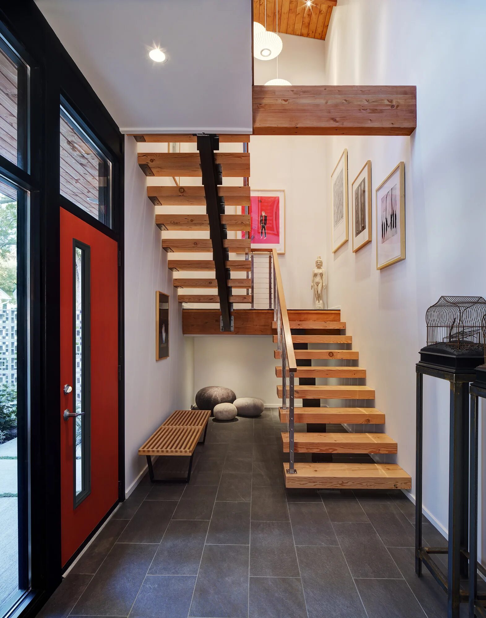 Лестница в доме на второй этаж. Лестница в доме на второй этаж двухмаршевая. Телескопическая чердачная лестница loft ladder. Интерьер гостиной с лестницей. Дома выход на второй этаж.