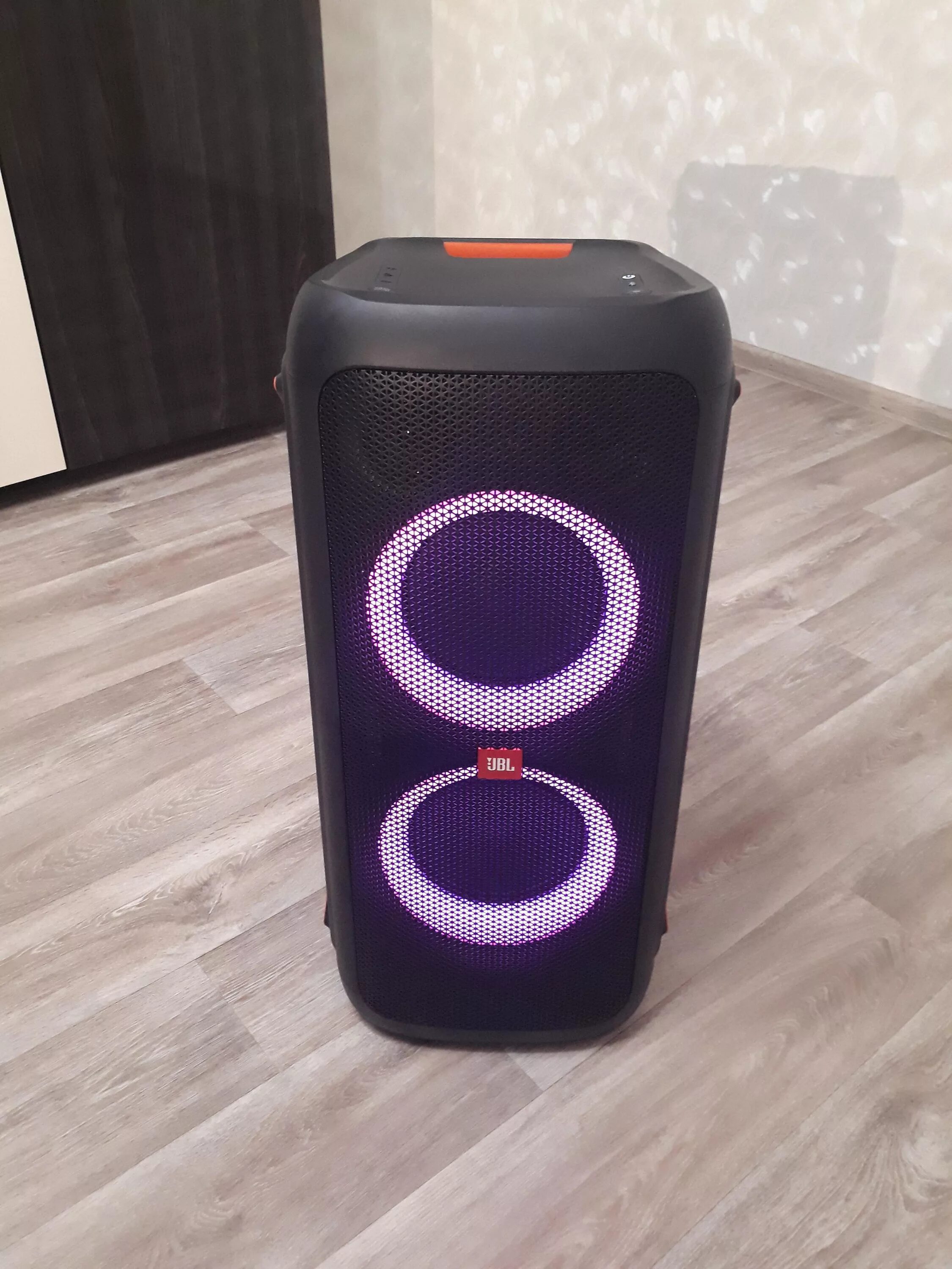 JBL PARTYBOX 300. Колонка JBL PARTYBOX 100. Колонка JBL PARTYBOX 300. JBL Box 300 колонка большая. Jbl колонка с караоке