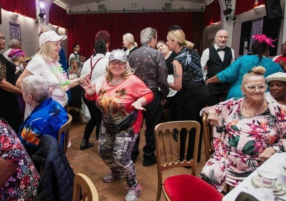 Где бабушки танцуют. Вечеринка Стариков. Вечеринка пенсионеров. Дискотека пенсионеров. Тусовка пенсионеров.