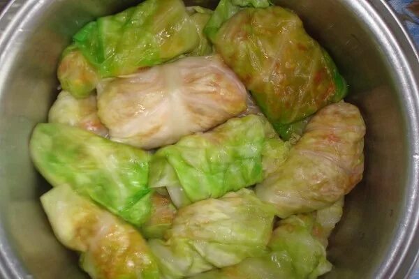 Сколько по времени готовить голубцы. Голубцы в кастрюле. голубцы домашние. вареные голубцы. голубцы на сковороде.