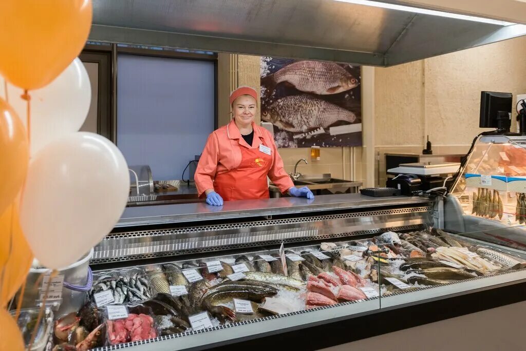 продавец рыбы в магазине. продавец рыбы. требуется продавец в рыбный магазин. продавец рыбного отдела. продавщица рыбы на рынке.